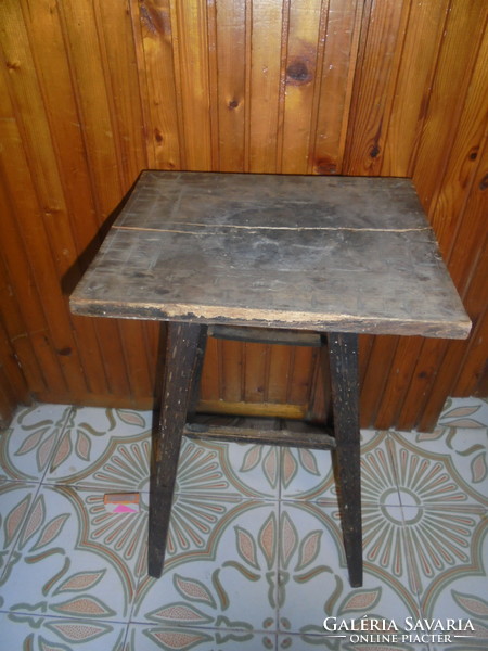 Old wooden chair, hokedli - seat with carved and engraved decoration - damaged