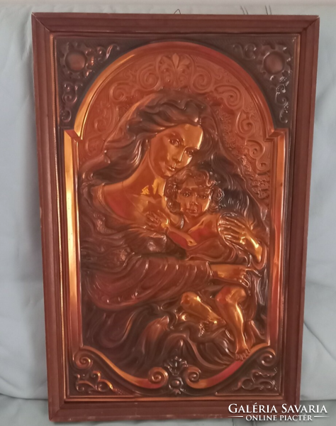 Bronze image of a mother with her child