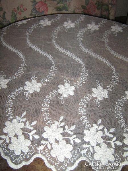 Gyönyörű vintage hófehér anyagában hímzett virágos függöny