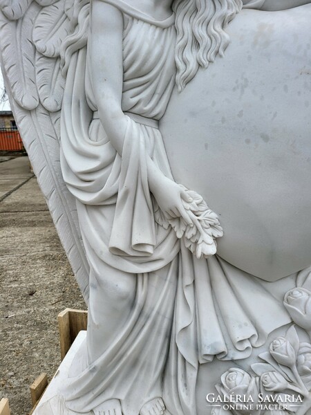 Fehér márvány angyalos sírkő emlékmű, sírkő, sírkő dísz, fejkő, kerti szobor