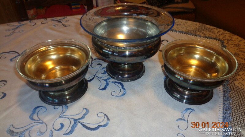 Centerpiece, offering 1 + 2 pcs., with silver-plated base and removable polished glass insert