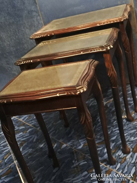 Vintage fa lerakó asztal üveglappal egymásba csúsztatható asztalok három asztalka