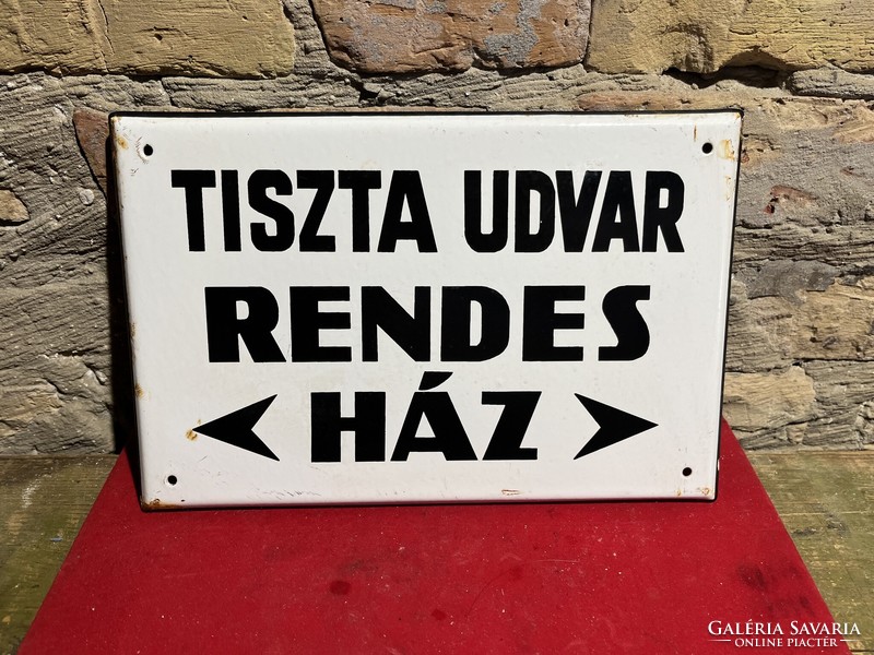 Tiszta udvar rendes ház, Zománctábla