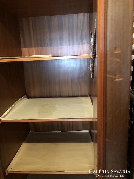 Nagy barna 3 ajtós fa ruhásszekrény, nagyon masszív anyagból, polcos és akasztós résszel