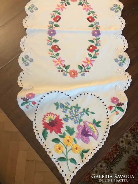Very beautiful, hand-embroidered Hungarian tablecloth. Slinged. Size: 90x32 cm, flawless, beautiful work.