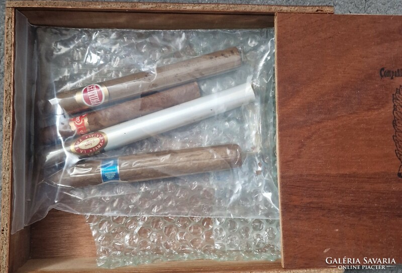 Wooden cigar box with 4 branded cigars, for collection
