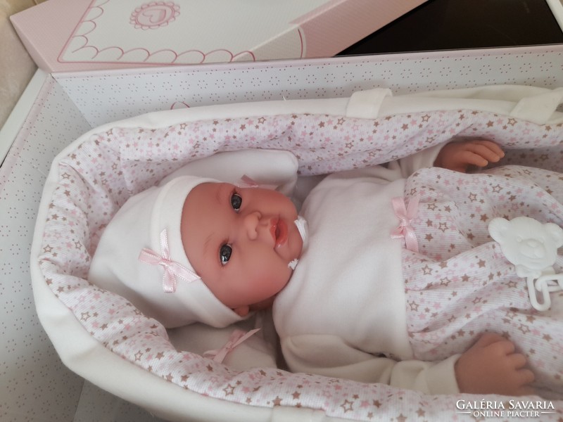 Új Llorens újszülött síró baba mózeskosárral és ruhával 36 cm-es