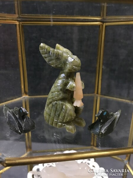 Copper mini display case with eight mineral animal figures!!!! 22X13x9.5cm!!