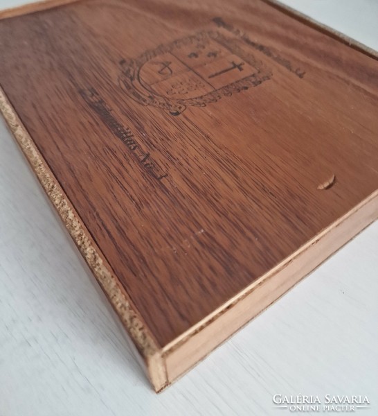 Wooden cigar box with 4 branded cigars, for collection