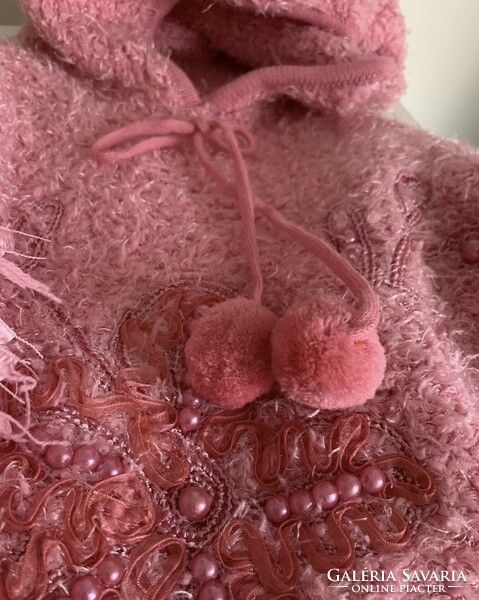 Gyönyörű hímzett szalagos gyöngyös rojtos kötött kislány poncso perelin kötött 4 év kabát dzseki