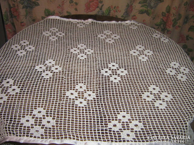 Antik fehér horgolt selyemmel szegett virágos terítő