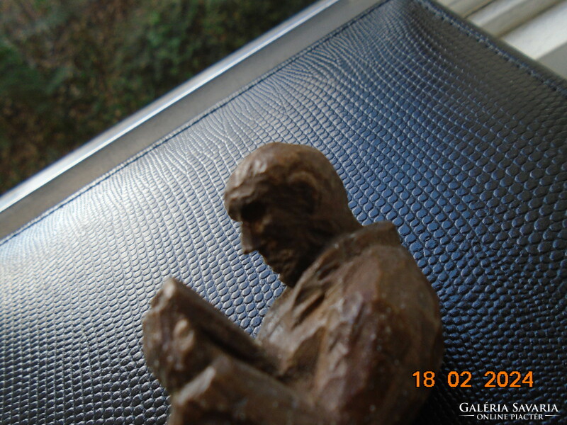 Olvasásba belemélyedt férfi-faragott kis szobor