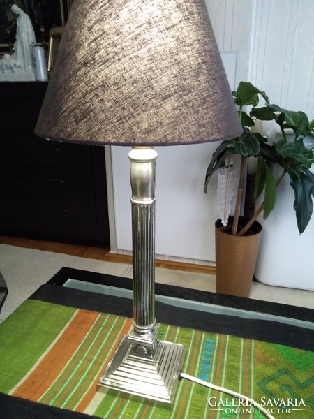 Rendkívül mutatós ezüstözött korintoszi oszlopos asztali lámpa, lépcsőzetes vésett mintás talppal!
