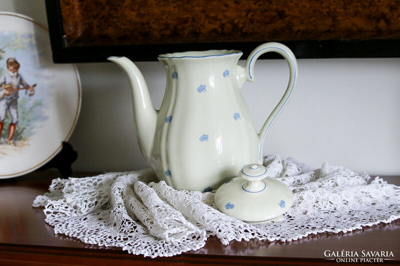 Baroque style, vintage teapot, for daily use, with a capacity of around 2 liters.