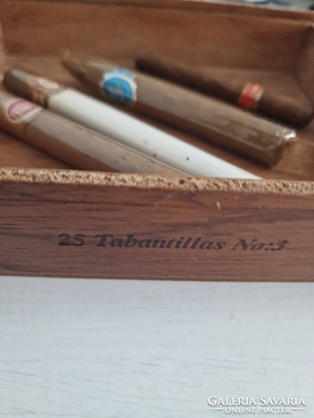 Wooden cigar box with 4 branded cigars, for collection