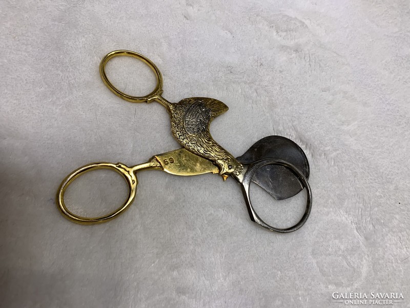 Egg scissors with marked rooster pattern
