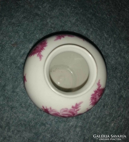 Jelzett porcelán ibolyaváza, 7,5 cm magas (A8)