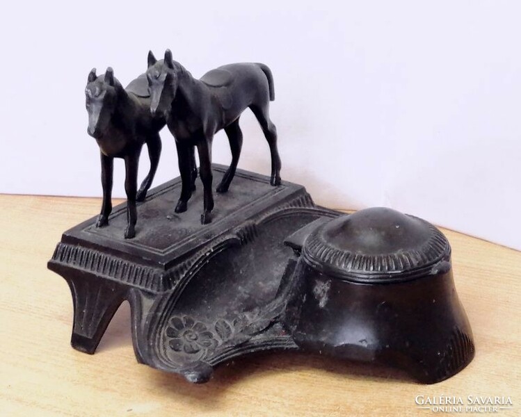 Antik műtárgy. Szecessziós stílusú lovas szobor tintatartóval