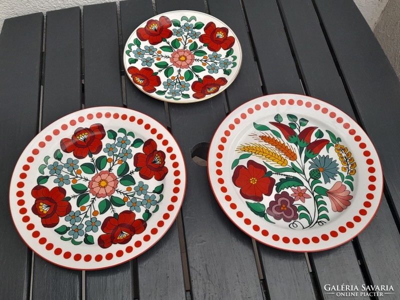 3 beautiful wall plates in one