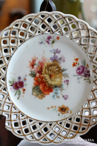 Pair of Thun klösterle charming porcelain plates with flower patterns