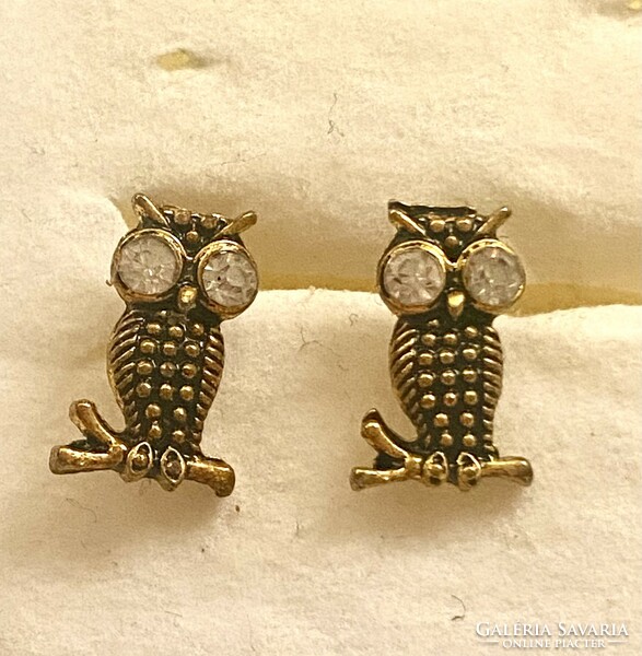 Very decorative women's 12 mm rhinestone earrings with an owl figure in an antique gold color