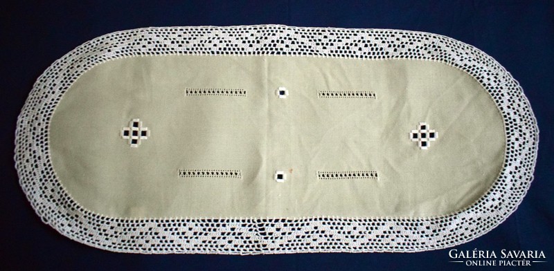 Table runner with a crocheted lace border, medium cm