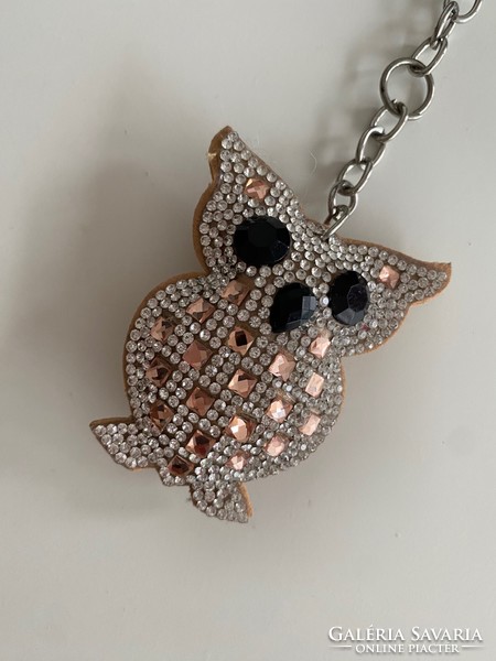 Owl key ring encrusted with crystals, the owl is 6 cm. Total length: 15 cm