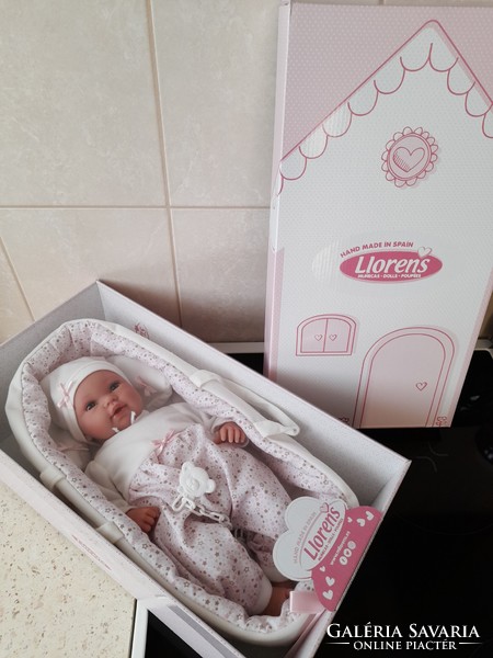 Új Llorens újszülött síró baba mózeskosárral és ruhával 36 cm-es