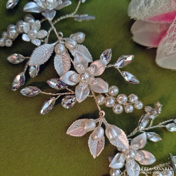 ESKÜVŐ HAD150 – Menyasszonyi szőlőfürtös ezüst színű virágos hajdísz 7x27cm