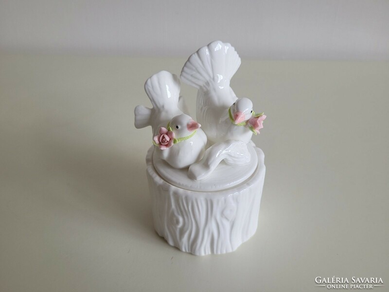 Fehér porcelán bonbonier galambokkal fedeles tároló