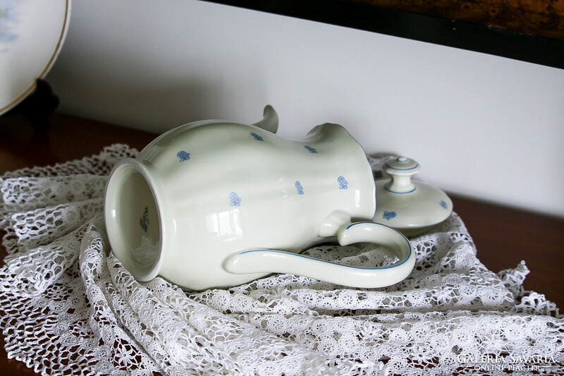 Barokk jellegű, vintage teáskanna, napi használatra, 2 liter körüli űrtartalommal.