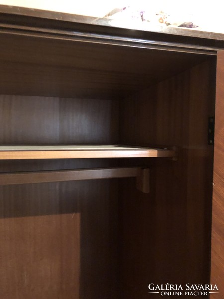 Nagy barna 3 ajtós fa ruhásszekrény, nagyon masszív anyagból, polcos és akasztós résszel