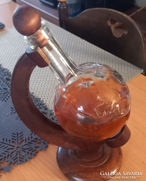 Globe-shaped decanter with poufo wooden holder