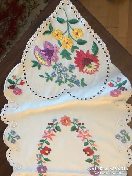 Very beautiful, hand-embroidered Hungarian tablecloth. Slinged. Size: 90x32 cm, flawless, beautiful work.