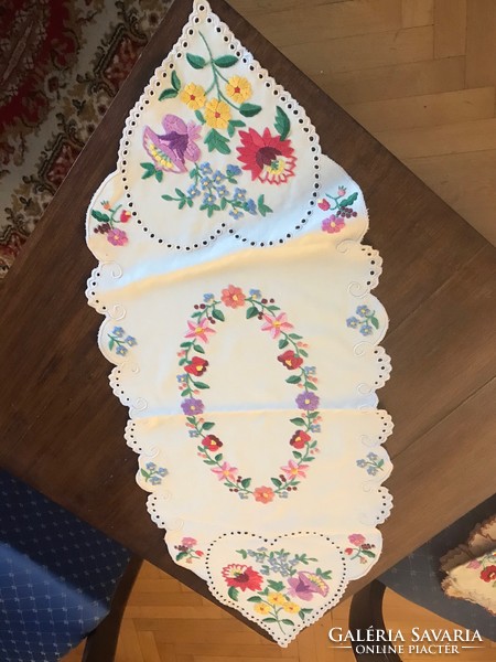 Very beautiful, hand-embroidered Hungarian tablecloth. Slinged. Size: 90x32 cm, flawless, beautiful work.