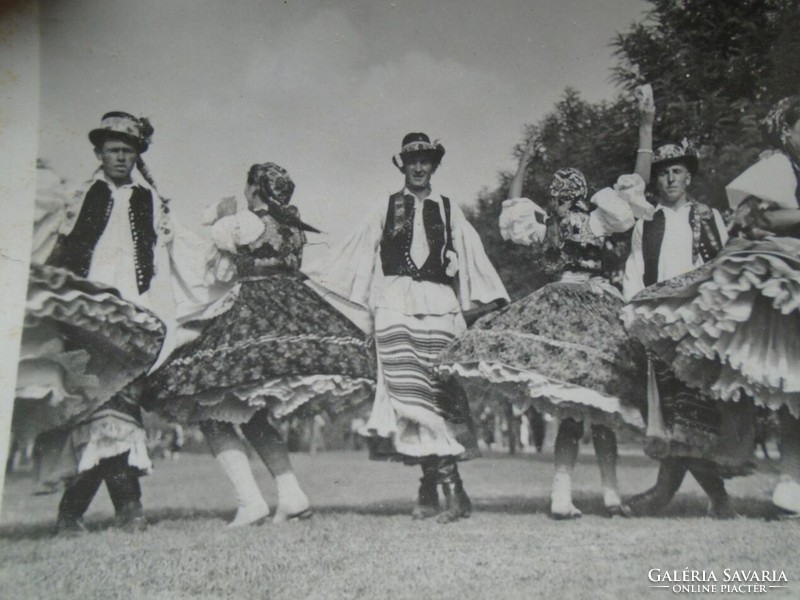 D201126 - Hungarian national costume kalocsa mezőkövesd hortobágy buják sárköz 1940k kism. Leporello 24 photos