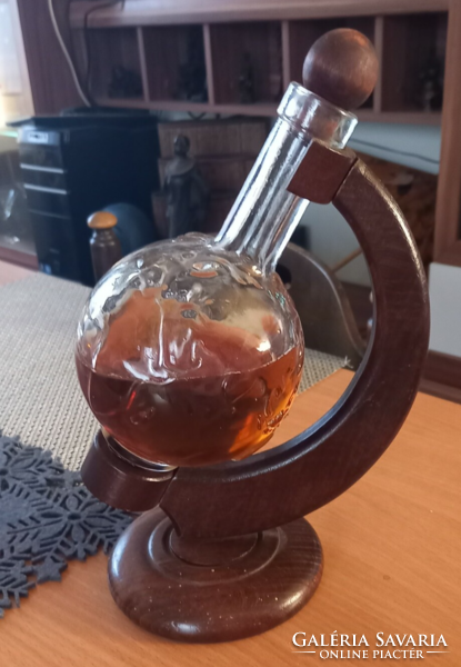 Globe-shaped decanter with poufo wooden holder