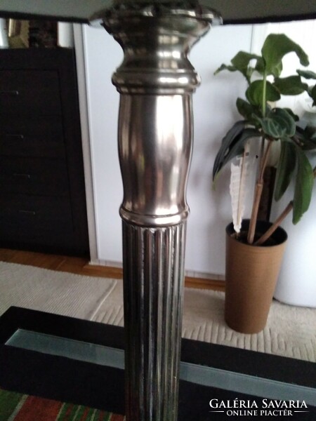 An extremely attractive silver-plated Corinthian column table lamp with a stepped engraved pattern base!