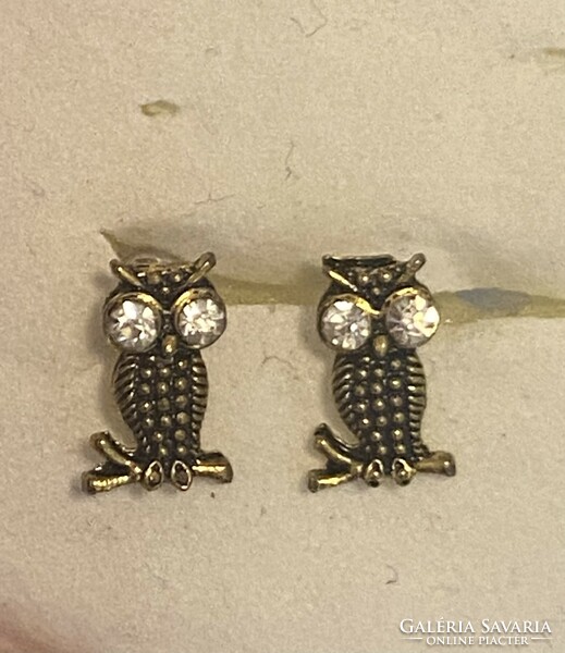 Very decorative women's 12 mm rhinestone earrings with an owl figure in an antique gold color