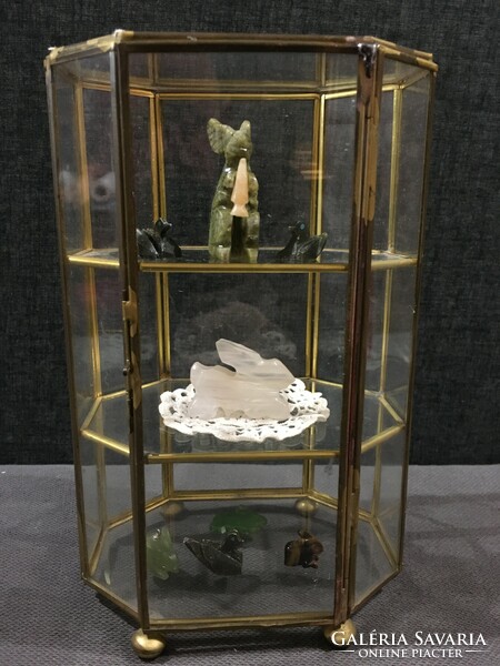 Copper mini display case with eight mineral animal figures!!!! 22X13x9.5cm!!