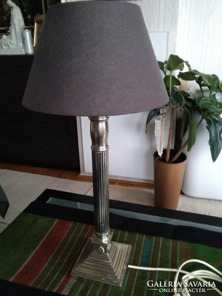 An extremely attractive silver-plated Corinthian column table lamp with a stepped engraved pattern base!