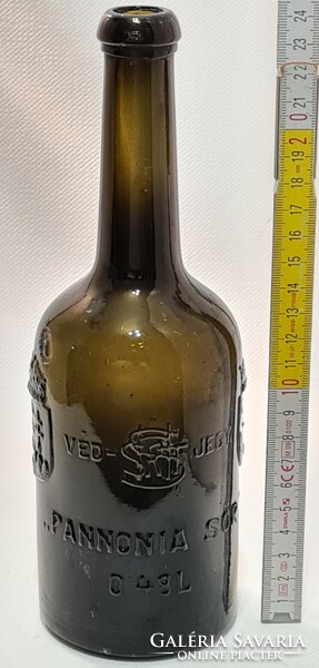 "Védjegy HSSRT, Pannónia Sör 0.48L" címeres olajzöld sörösüveg (2957)