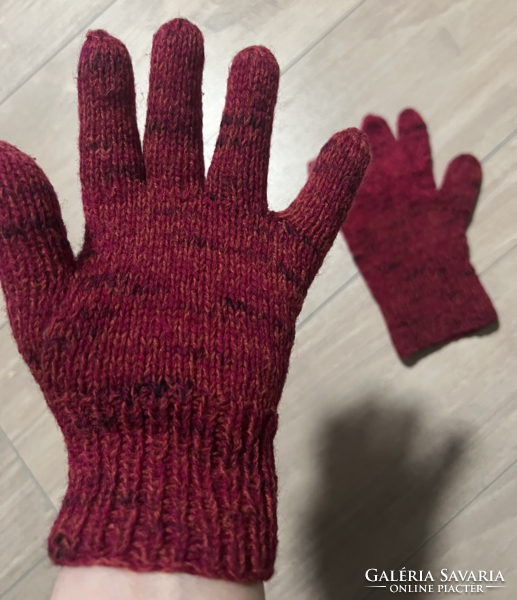 Hand-knitted cyclamen/purple gloves, small-large