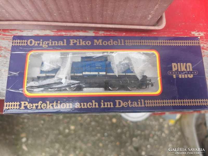 Piko h0 br 110 type diesel locomotive, v100 001