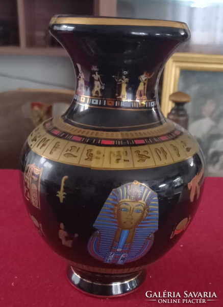 Egyiptomi motívumos váza