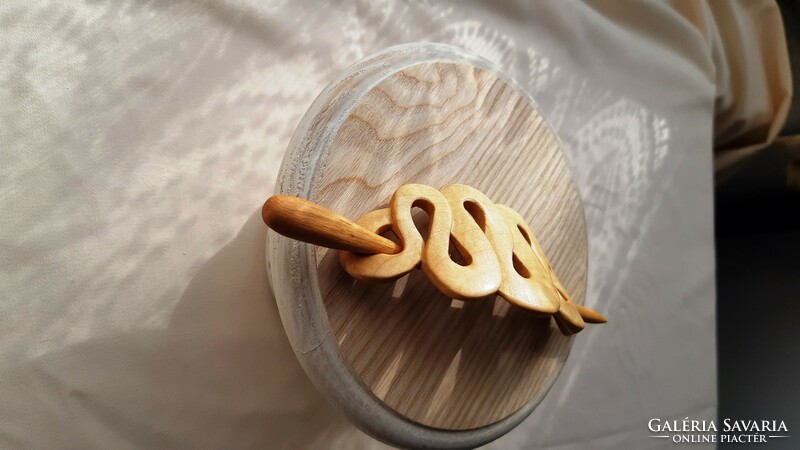 Fából faragott stilizált kígyó motívumos kontytű kontydísz
