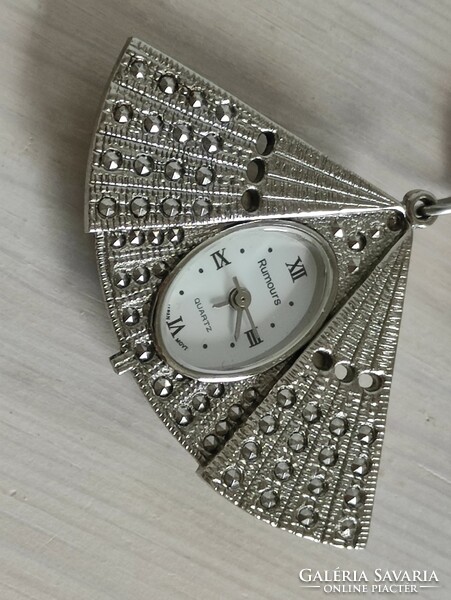 Small clock pendant necklace embedded in a silver-colored fan from the legacy of the photographer 