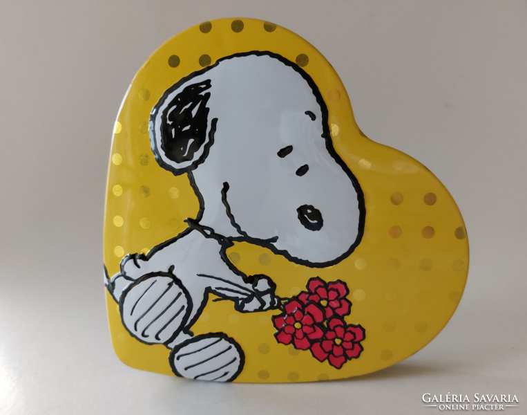Fémdoboz szív alakú csokis doboz Snoopy minta