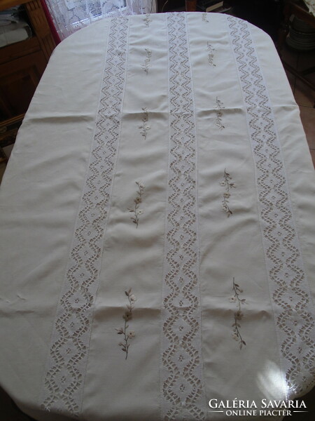 245 X 122 cm handmade vert lace, embroidered tablecloth.