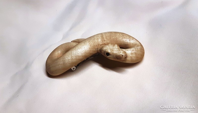 Fából faragott kígyó mintájú hajcsat franciacsat